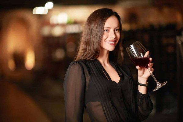 Comment organiser une soirée de dégustation de vins naturels dans un bar à vins urbain?